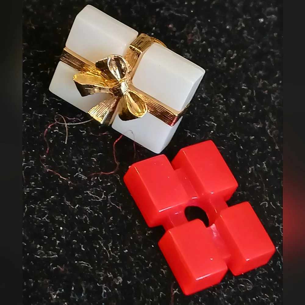 Vintage Avon goldtone bow interchangeable gift brooch, pin white, red